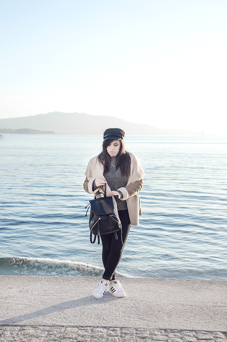 Como combinar un look casual con jersey gris