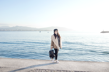 Como combinar un look casual con jersey gris