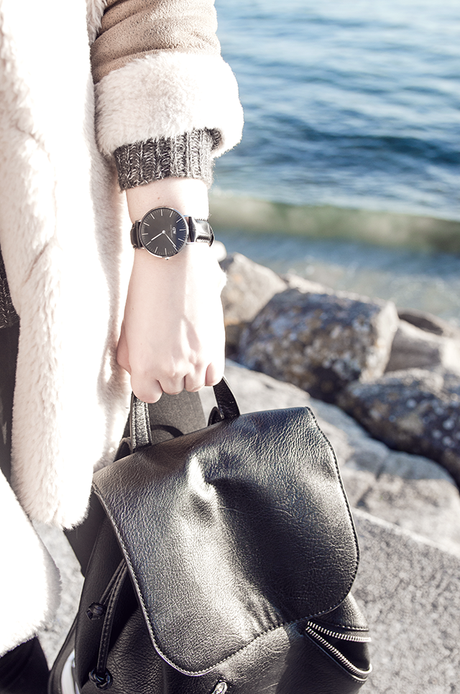 Como combinar un look casual con jersey gris