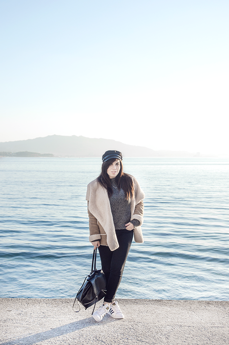 Como combinar un look casual con jersey gris