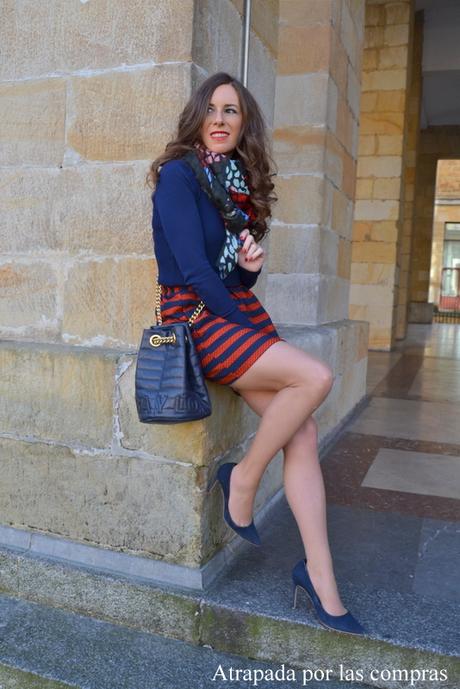 MIX AND MATCH: FALDA DE RAYAS Y FULAR LEOPARDO