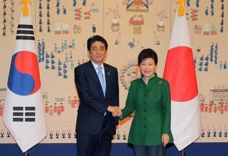 Shinzo Abe y Park Geun-Hye se saludan tras el acuerdo de diciembre de 2015 sobre las mujeres de consuelo. Fuente: The Japan Times