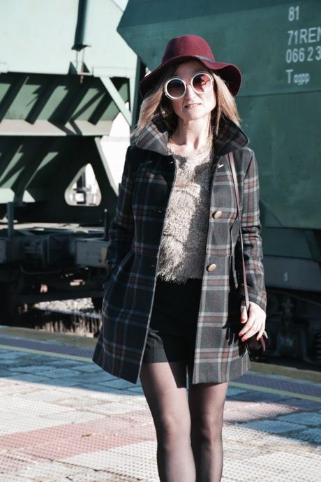 chaquetón-cuadros-cozy-gafas-redondas-retro-otoño-fedora