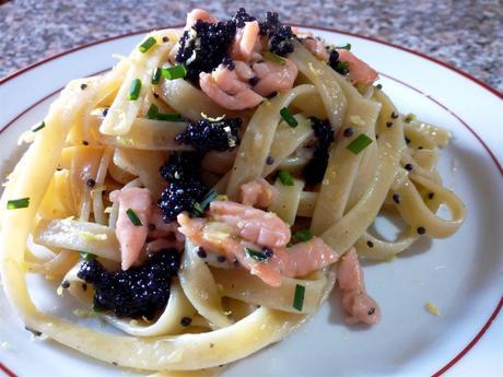 Pasta con salmón y huevas de lumpo - Fettucce con salmone e uova di lompo - Spaghetti with black lumpfish