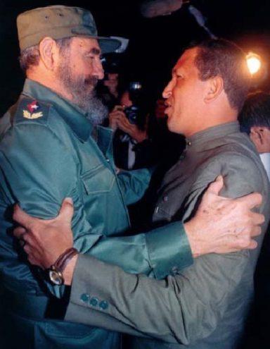 Fidel y Chávez, su primer abrazo
