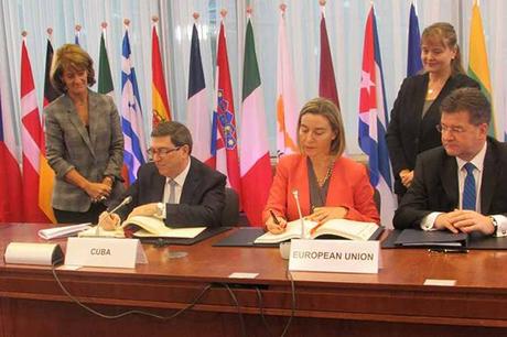Rodríguez y Mogherini en el momento de la firma. Foto: Prensa Latina.