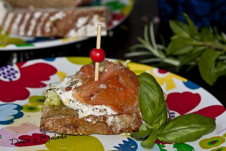 Tosta de Pan Tritordeum con Salmón y Mozzarella de Búfala