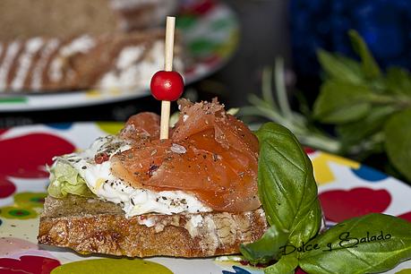 Tosta de Pan Tritordeum con Salmón y Mozzarella de Búfala
