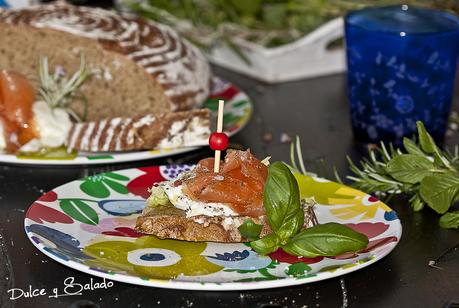 Tosta de Pan Tritordeum con Salmón y Mozzarella de Búfala