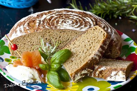 Tosta de Pan Tritordeum con Salmón y Mozzarella de Búfala