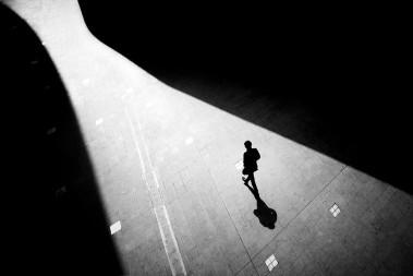 Junichi Hakoyama: luz, sombra, personas