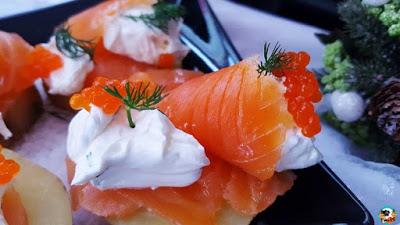 Canapés de papas con salmón