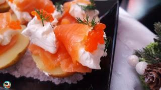 Canapés de papas con salmón