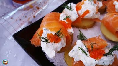 Canapés de papas con salmón