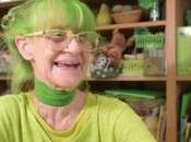Esta señora estado vistiendo solamente color verde últimos años