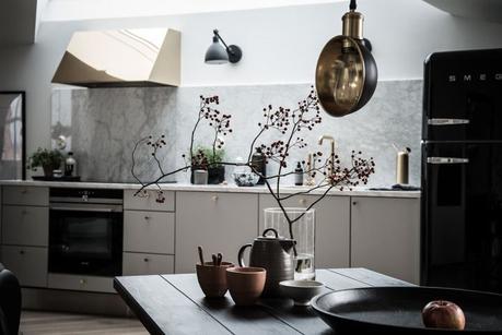 mobiliario negro marmol de carrara distribución abierta detalles en bronce decoración sofisticada elegante decoración pisos pequeños blog decoración nórdica atico nórdico 