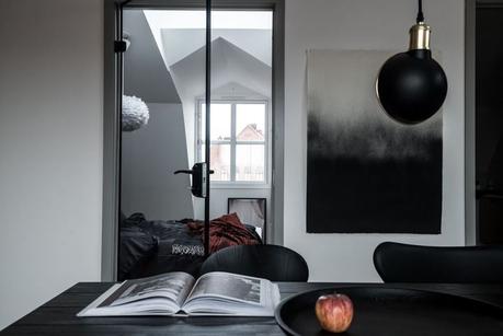 mobiliario negro marmol de carrara distribución abierta detalles en bronce decoración sofisticada elegante decoración pisos pequeños blog decoración nórdica atico nórdico 