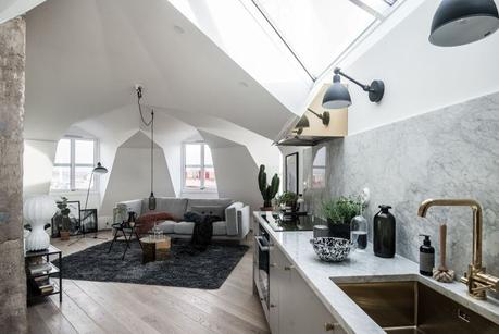 mobiliario negro marmol de carrara distribución abierta detalles en bronce decoración sofisticada elegante decoración pisos pequeños blog decoración nórdica atico nórdico 