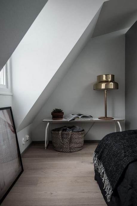 mobiliario negro marmol de carrara distribución abierta detalles en bronce decoración sofisticada elegante decoración pisos pequeños blog decoración nórdica atico nórdico 