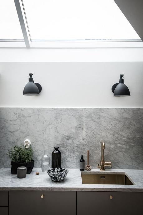 mobiliario negro marmol de carrara distribución abierta detalles en bronce decoración sofisticada elegante decoración pisos pequeños blog decoración nórdica atico nórdico 