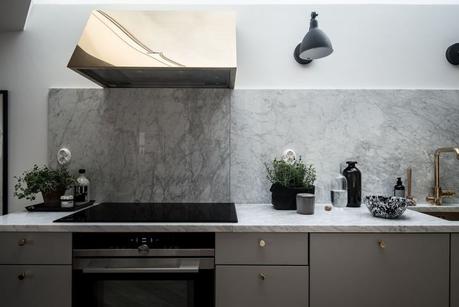 mobiliario negro marmol de carrara distribución abierta detalles en bronce decoración sofisticada elegante decoración pisos pequeños blog decoración nórdica atico nórdico 