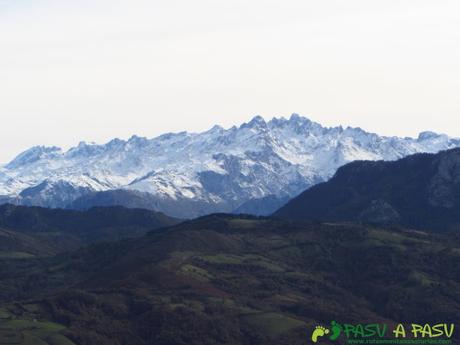 Vista de los Picos de Europa desde el Pico Torre en Piloña