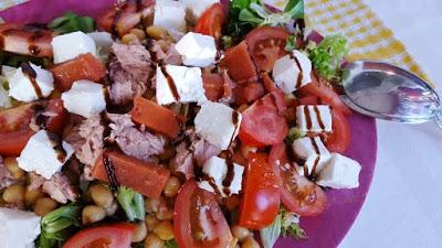 Ensalada de atún queso y membrillo