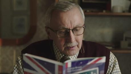 Un adorable señor intenta aprender inglés en uno de los spots navideños más vistos del año