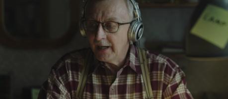 Un adorable señor intenta aprender inglés en uno de los spots navideños más vistos del año