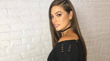 Modelo de talla grande se llena de halagos al usar osadas transparencias Modelo de talla grande se llena de halagos al usar osadas transparencias