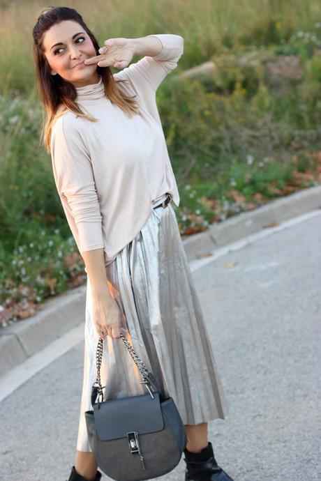 Look con falda plateada