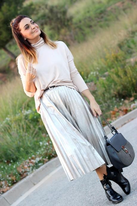 Look con falda plateada