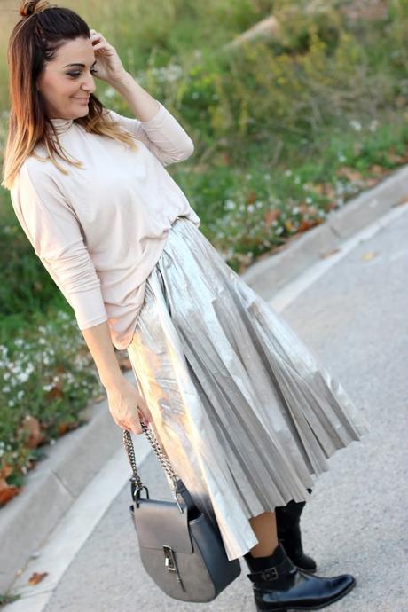 Look con falda plateada