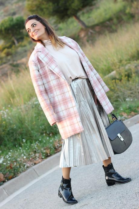 Look con falda plateada