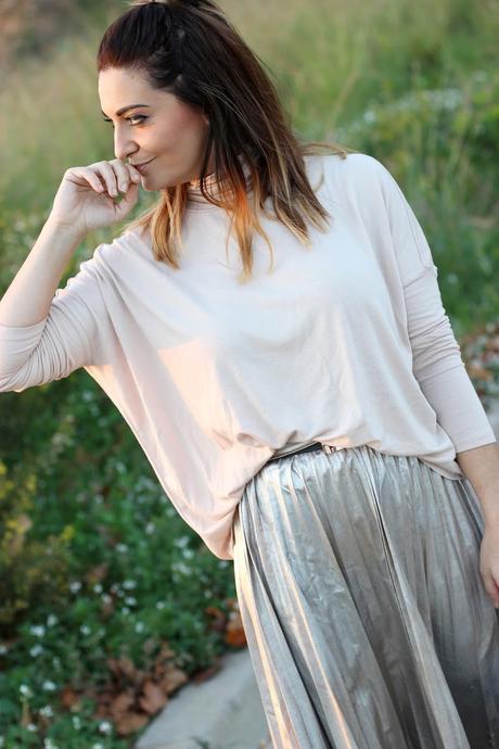 Look con falda plateada