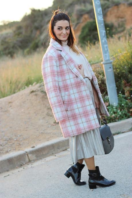 Look con falda plateada