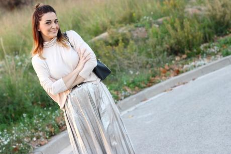 Look con falda plateada