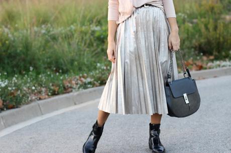 Look con falda plateada