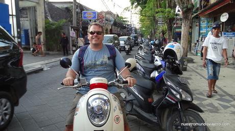 Bali; el Templo de Tanah Lot y las playas de Kuta