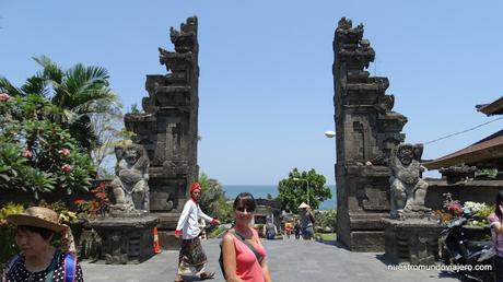 Bali; el Templo de Tanah Lot y las playas de Kuta