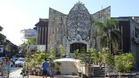 Bali; el Templo de Tanah Lot y las playas de Kuta