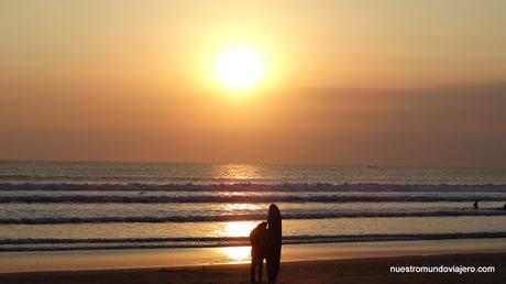 Bali; el Templo de Tanah Lot y las playas de Kuta