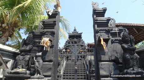 Bali; el Templo de Tanah Lot y las playas de Kuta