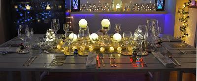 Mesa decorada para Navidad con iluminación