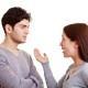 Pareja discutiendo, señales de que una relación va mal