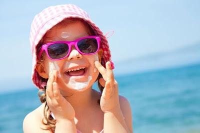 Cuidado de la piel y los ojos de los niños en vacaciones