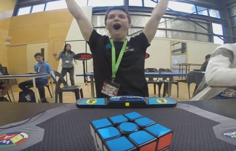 Australiano resuelve el cubo de rubik en menos de cinco segundos