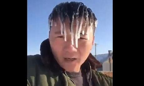El pelo del hombre se congela a causa del frío extremo