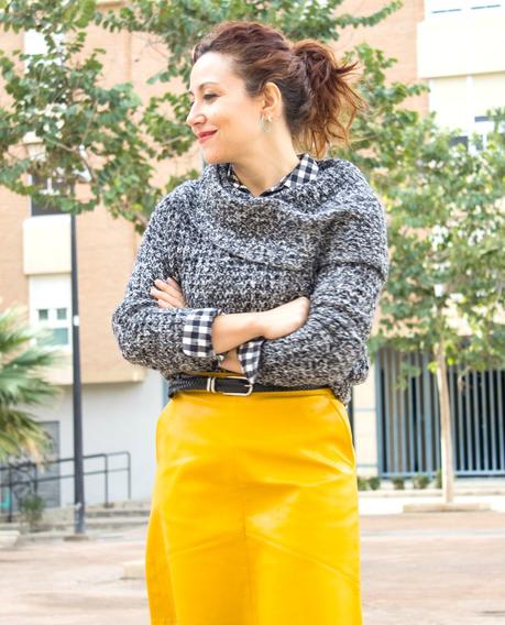 melange_boutique_fashion_blog_de_moda_como_combinar_falda_amarilla_de_cuero_zaful_zara_zapatos_plataforma_asos_jersey_gris_vero_moda