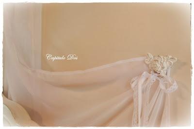 Una cama con baldaquino...